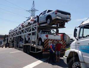 Cegonheira fica presa em desnível na zona Norte de Ribeirão Preto e bloqueia trânsito