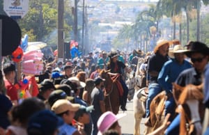 Batatais celebra tradições rurais com desfile de abertura da 48ª Festa do Leite e reúne 20 mil pessoas