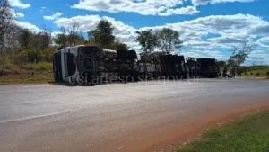Carreta com etanol tomba e bloqueia rodovia Maurílio Biagi em Pontal