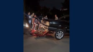 Criança de 10 anos é socorrida após ficar presa sob carro em acidente em São Carlos