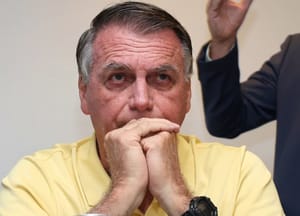 Polícia Federal cumpre mandados contra Jair Bolsonaro e impõe restrições ao ex-presidente