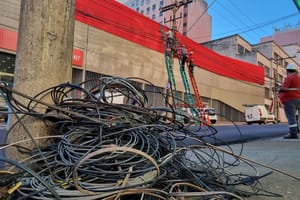 Ribeirão Preto retira mais de 6 mil toneladas de fios abandonados no Centro para garantir segurança
