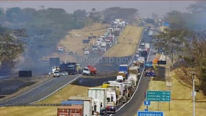 Engavetamento com três caminhões deixa três feridos em Jaboticabal na rodovia SP-326