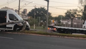 Colisão entre van e carro derruba poste e interdita importante cruzamento em Ribeirão Preto