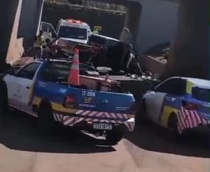 Caminhonete cai de viaduto na SP-322 em Sertãozinho e deixa dois feridos