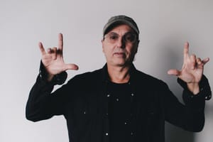 Zeca Baleiro apresenta show íntimo “Piano” em Ribeirão Preto no dia 9 de agosto