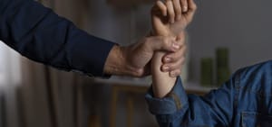 Estudo aponta que 29% dos cuidadores admitem usar castigos físicos em crianças até 6 anos