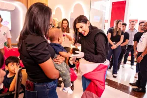 Ana Castela veste boiadeirinha e surpreende crianças ao inaugurar brinquedoteca do Hospital de Amor