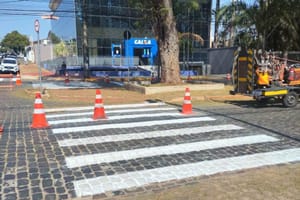 Avenida Nove de Julho recebe nova pintura de faixas para reforçar segurança viária