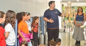 Carreta Ciênciamóvel visita escola no Jardim Aeroporto 2 em franca