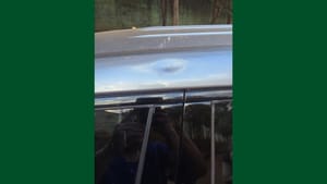 Carros de profissionais da saúde são atingidos por pedras em Jardim Maria Casagrande; escola abriu apuração