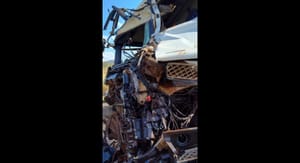 Colisão entre três caminhões bloqueia totalmente a Rodovia Abrão Assed em Serra Azul