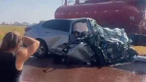 Colisão frontal em Morro Agudo mata três e provoca incêndio em um dos carros