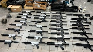 Fábrica clandestina é desarticulada e 2 homens são presos com 40 fuzis AR-15