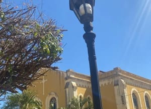 Luminária da Praça Matriz de Santa Rosa de Viterbo é destruída por vândalos