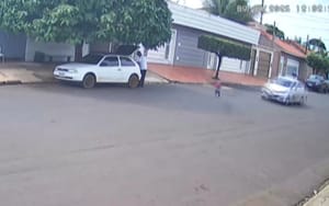 Menino de 1 ano e meio fica ferido ao ser atingido por carro em Brodowski