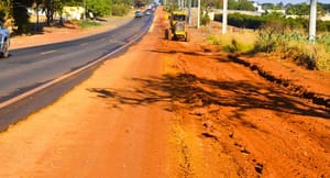 Obras ampliam acostamentos em vicinais que saem de Franca para Minas Gerais