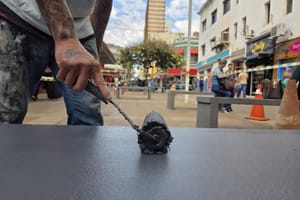 Obras de manutenção começaram na Praça XV e no Calçadão do Centro
