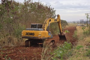 Prefeitura intensifica execução de aceiros para prevenir incêndios em áreas de risco
