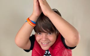 Ribeirão-pretano lança livro infantil que ensina prevenção de afogamentos com um 'tubarão' amigo