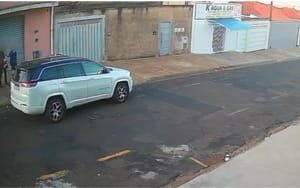 Sapateiro é baleado na porta da fábrica em Franca; suspeito segue desaparecido