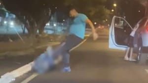 Vídeo registra motorista chutando morador de rua em Franca; Polícia Civil investiga