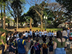 Estudantes de Jaboticabal participam de plantio coletivo na Praça da Fonte