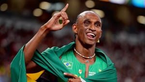 Alison dos Santos fica com prata em final marcada por polêmica no Mundial em Tóquio