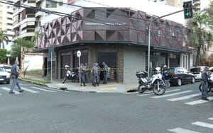 Homem morre após ser baleado por policial de folga em empório do Centro