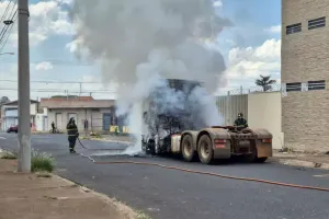 Carreta pega fogo e fica destruída em bairro de Franca; ninguém se feriu