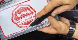 Mais de 400 kg de cocaína são apreendidos em compartimento oculto de caminhão na Washington Luís