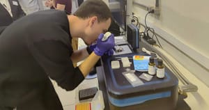 USP-RP inaugura primeiro fotômetro de massa a laser do Brasil para pesquisas biomoleculares