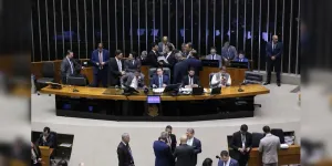 Câmara aprova 'PEC da Blindagem' e três dos cinco deputados da região votam a favor