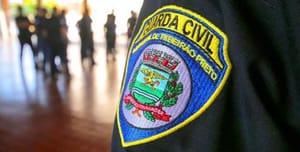 Idoso é roubado ao sacar benefício no Centro; suspeito é detido pela Guarda Civil