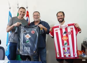 Goleiro de Santa Rosa de Viterbo entrega camisas do Inter de Santa Maria ao prefeito Omar Nagib