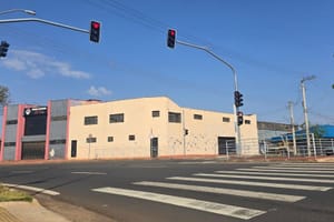 Novo semáforo com botoeira começa a operar na rotatória da Vila Carvalho