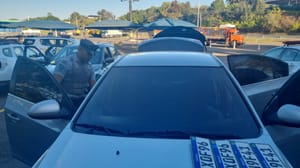 Homem é detido pelo BAEP em Ribeirão Preto com carro roubado e apreensão de placas falsas