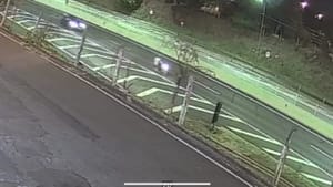 Carro atinge moto em Franca; dois parentes ficam feridos e motorista foge sem prestar socorro