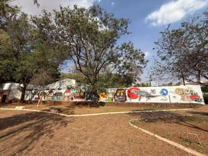 Estudantes revitalizam muro da Praça da Bíblia com painel que celebra a Feira Livre de Jaboticabal