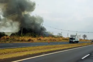 Incêndio destrói ao menos dez barracos às margens do Anel Viário Norte em Ribeirão Preto