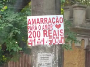 Homem acumula R$ 618 mil em multas por afixar cartazes em postes de Franca