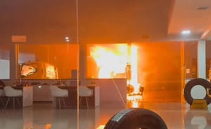 Incêndio atinge caminhão dentro de concessionária em Ribeirão Preto; ninguém se feriu