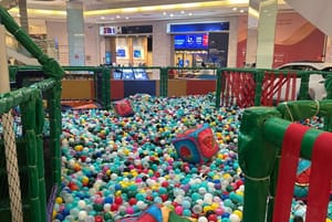 Novo Shopping inaugura espaço infantil 'José Totoy' com piscina de bolinhas e pula‑pula