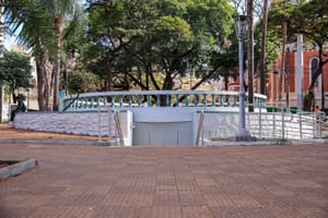 Prefeitura de Ribeirão Preto encerra contrato e banheiros de praças ficam fechados