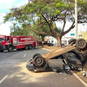 Professora fica ferida após carro capotar em avenida de Ribeirão Preto