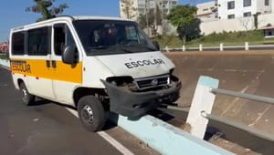 Van escolar com oito alunos quase despenca em córrego de Franca; veículo foi apreendido