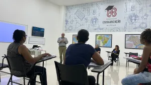 Projeto em shoppings de Ribeirão Preto amplia alfabetização e prepara moradores para certificação escolar