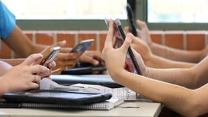 Proibição de celular em sala de aula trouxe salto no rendimento e mais convivência entre alunos, indicam estudos