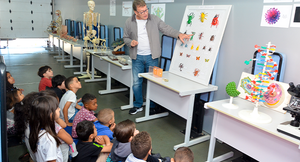 Ciênciamóvel leva experimentos de biologia às escolas de Franca e reforça programa de difusão científica