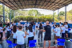 Oficina de percussão com Samba 71 mobiliza alunos de escola do Recreio Internacional